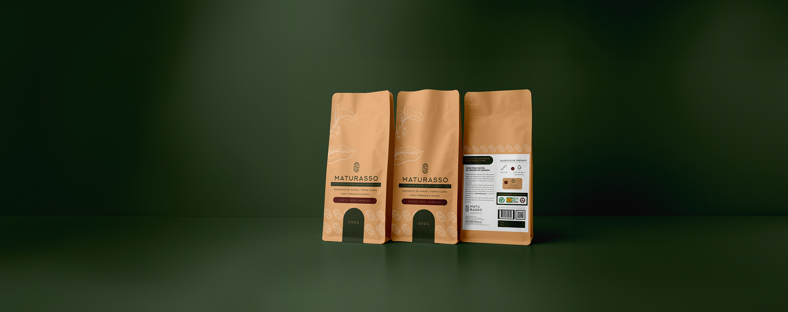 Três pacotes de café Maturasso, com um fundo verde. Um dos pacotes mostra a parte de trás.