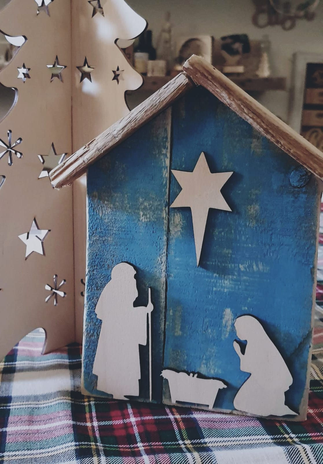 Presepe in legno dipinto a mano, stelle, Sacra Famiglia