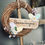 Miniatura: Ghirlanda di Pasqua artigianale in vimini con scritta “Buona Pasqua”, ovetti e margherite