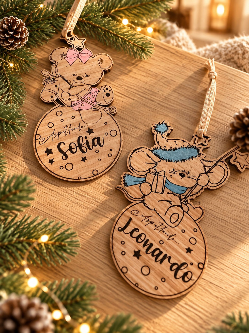 Decorazioni natalizie in legno personalizzate Sofia e Leonardo su un tavolo con rami di abete