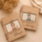 Album nascita personalizzato in legno per bambino con nome inciso e copertina illustrata.