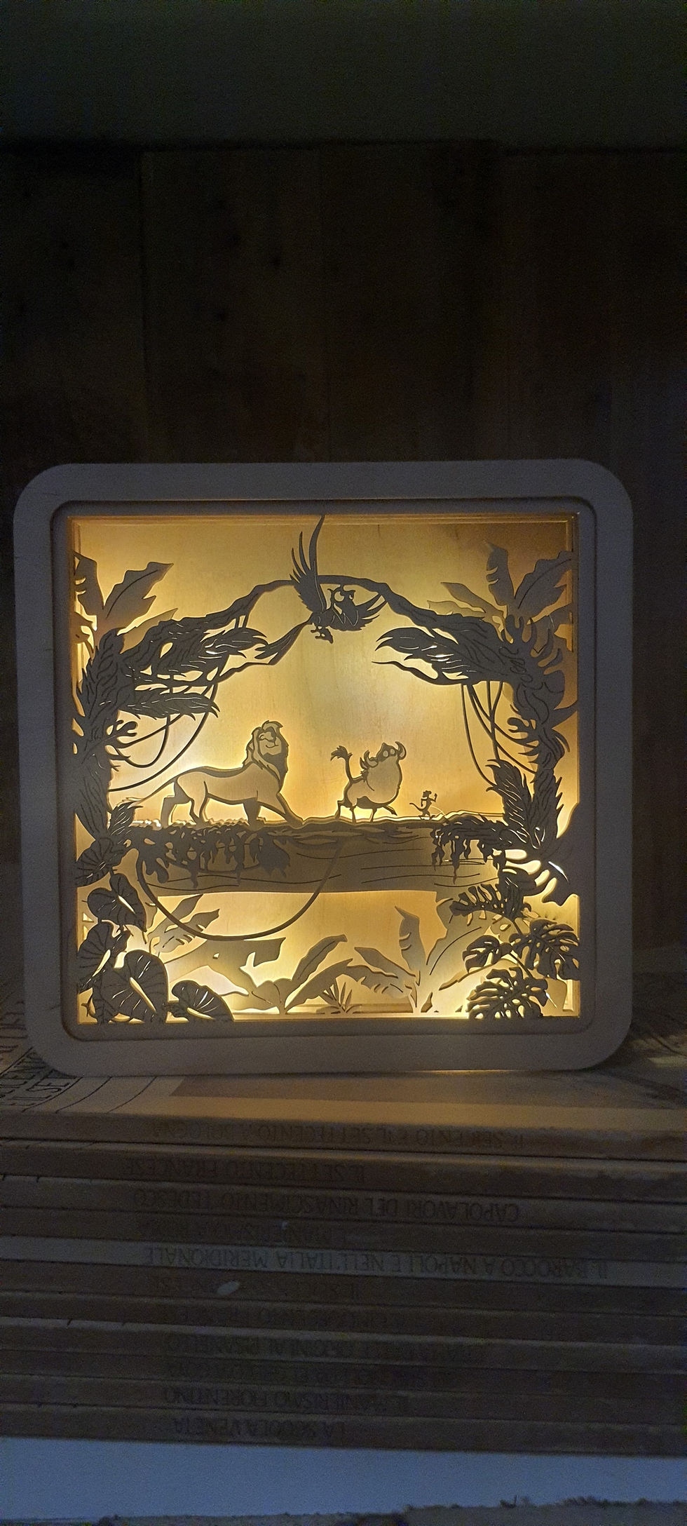 Miniatura: Illuminazione Il Re Leone: Simba, Nala e Timone in savana