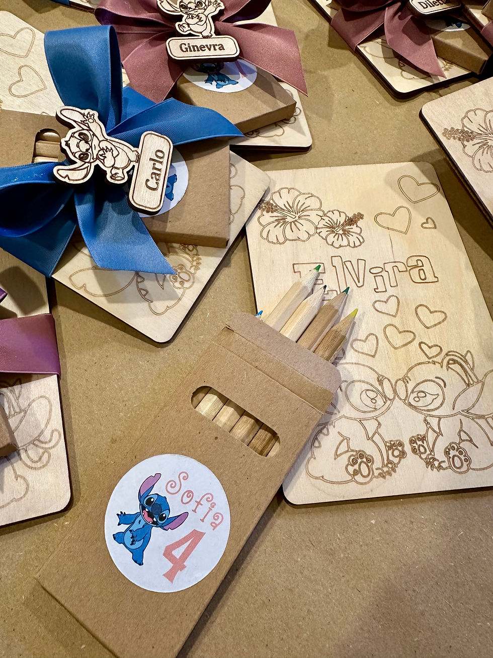 Miniatura: Set di matite colorate e fogli da disegno in legno, decorati con Stitch