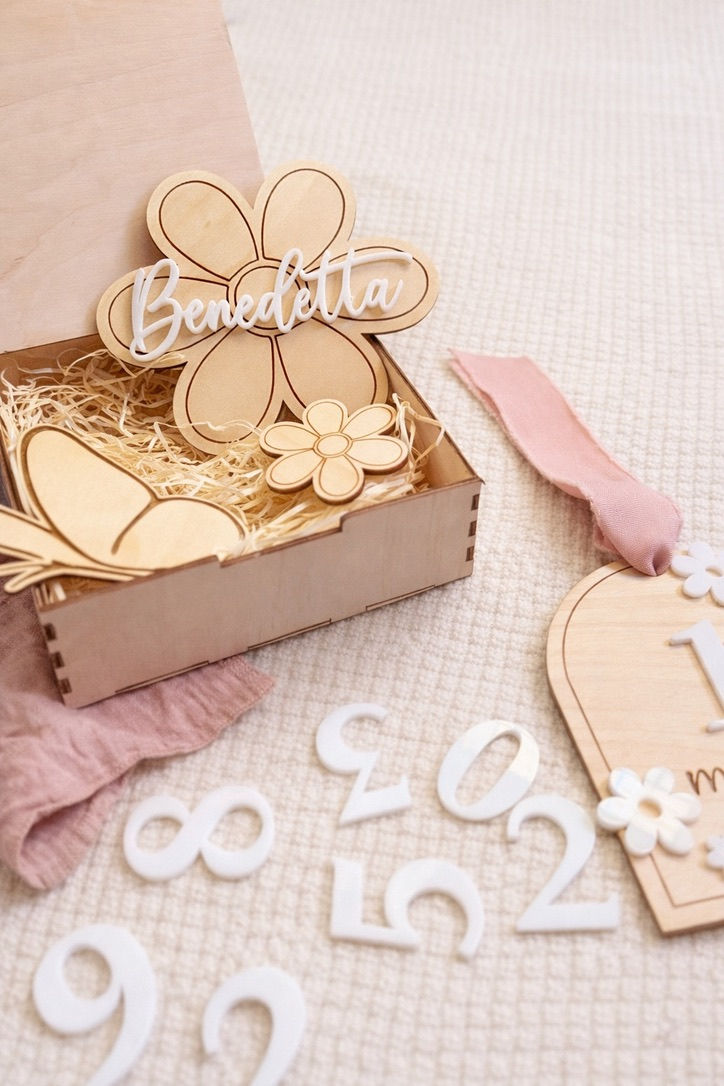 Set nascita in legno Flowers con fiore personalizzato, numeri mensili e scatola coordinata