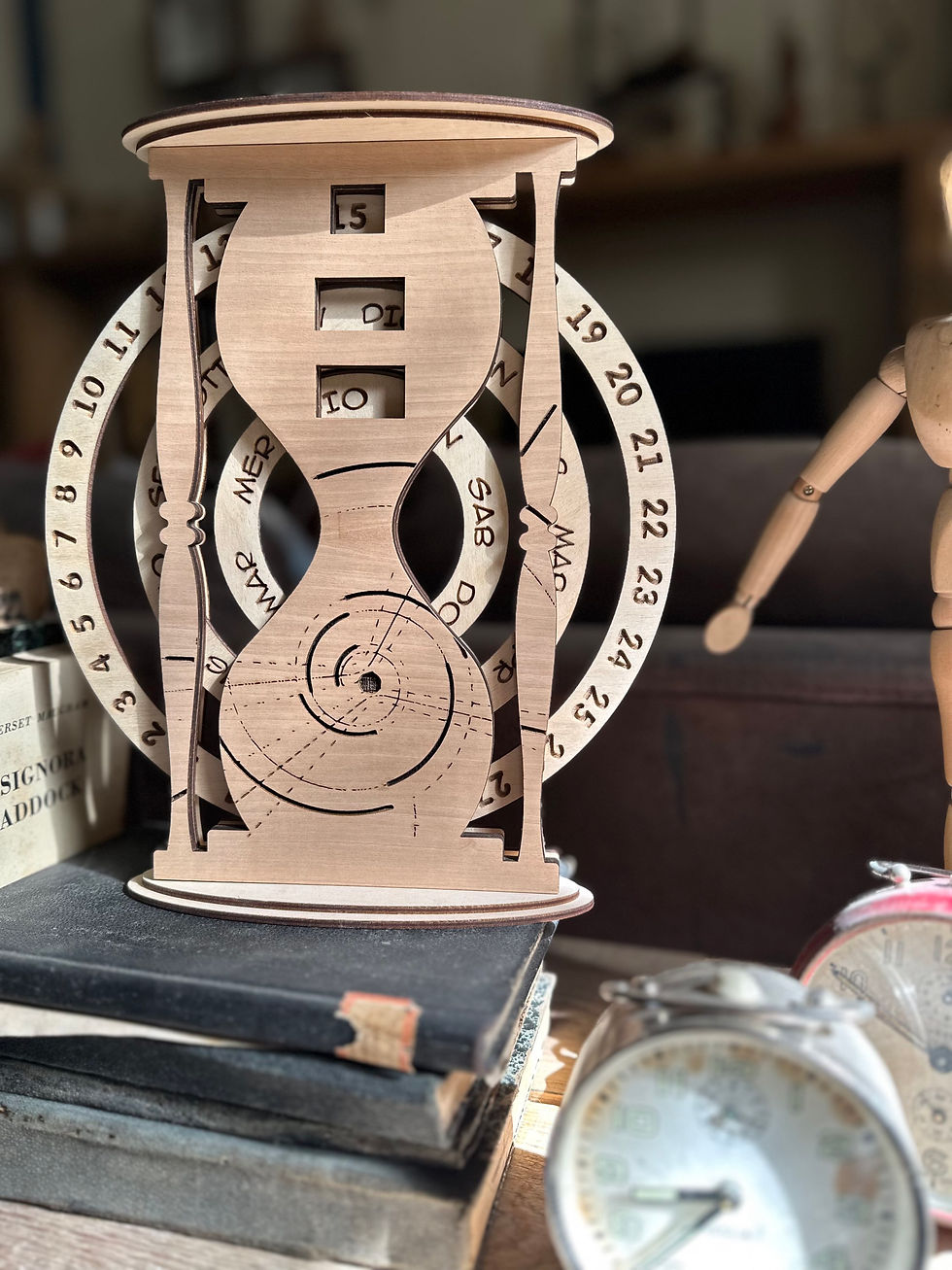 Miniatura: Calendario perpetuo in legno a forma di clessidra con incisione mappa del mondo