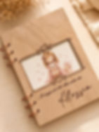 Album nascita personalizzato in legno per bambino con nome inciso e copertina illustrata.