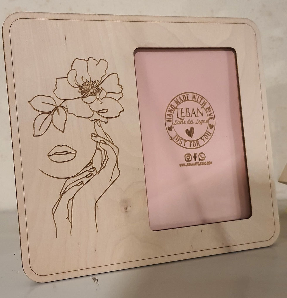 Miniatura: Cornice in legno con disegno floreale e spazio per foto
