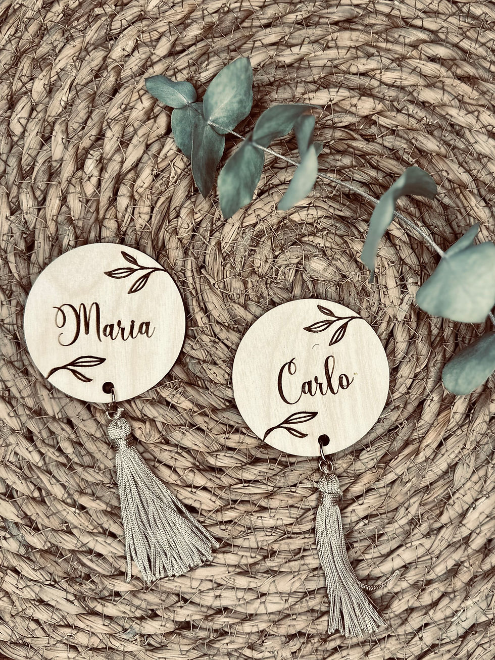 Miniatura: Segnaposto in legno con nappina personalizzato