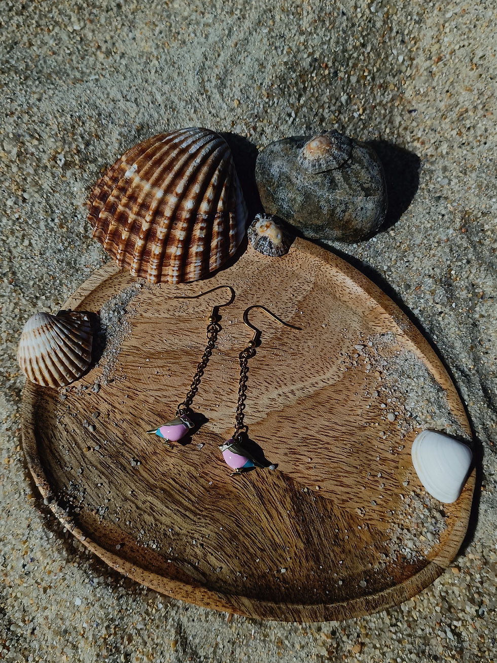 Pendientes largos, terminando en un colgante en forma de pájaro