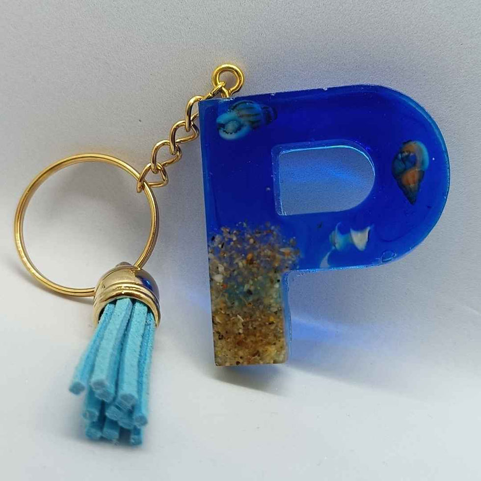 Miniatura: Llavero con forma de letra, con detalles marinos, hechos de resina