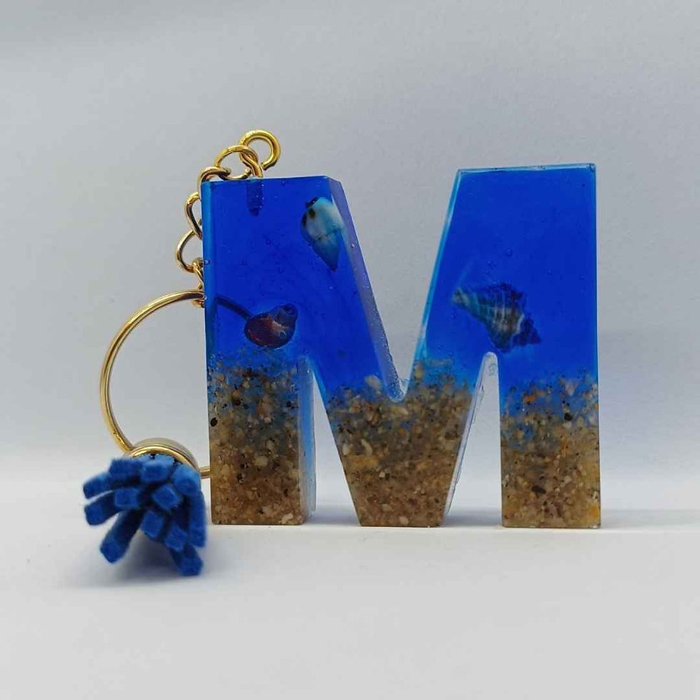 Miniatura: Llavero con forma de letra, con detalles marinos, hechos de resina