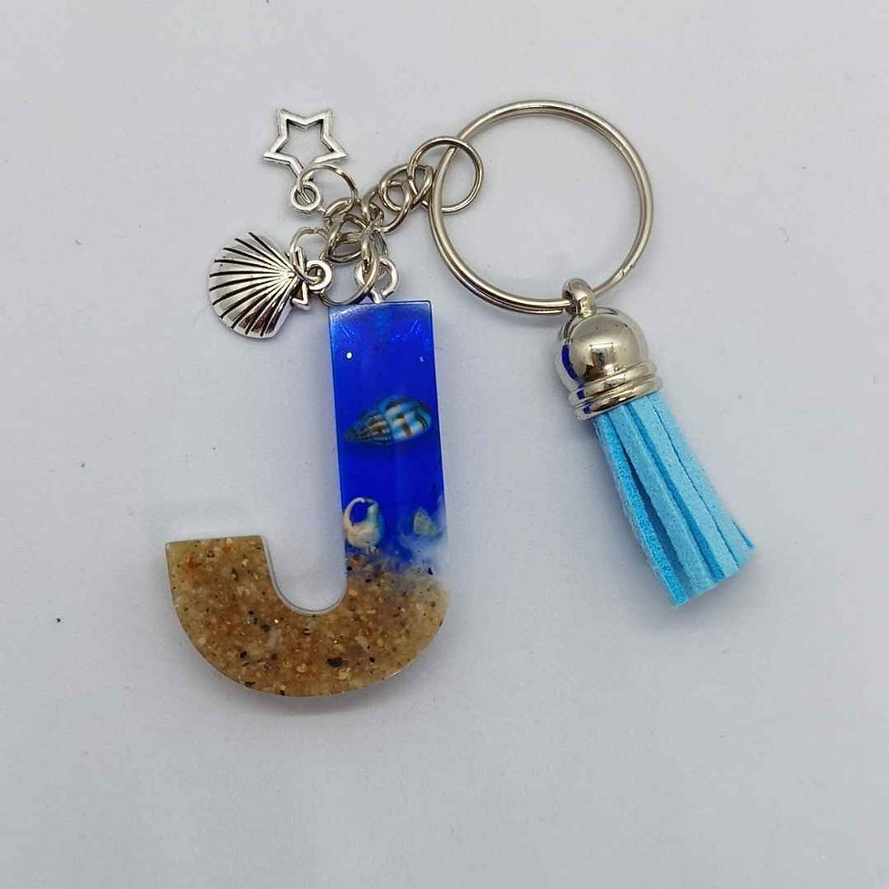 Llavero con forma de letra, con detalles marinos, hechos de resina