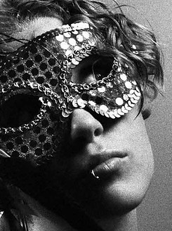 Menina mascarada