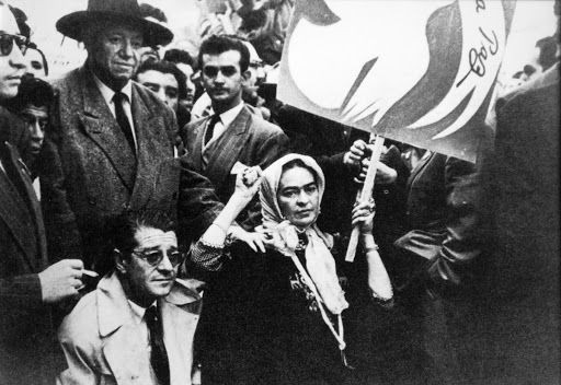 Frida Kahlo, Juan O'Gorman e Diego Rivera na última foto tirada de Frida antes da sua morte, em uma manifestação contra a intervenção dos EUA na Guatemala - autor não identificado, 2 de julho de 1954