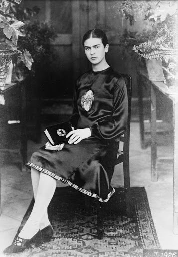 Frida Kahlo como estudante - Guillermo Kahlo, 1926