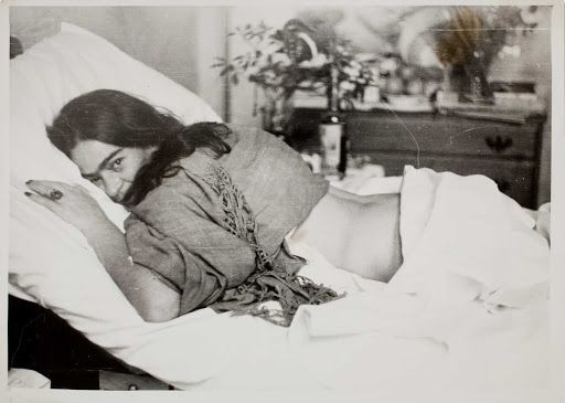 Frida Kahlo deitada - Nickolas Muray, 1946