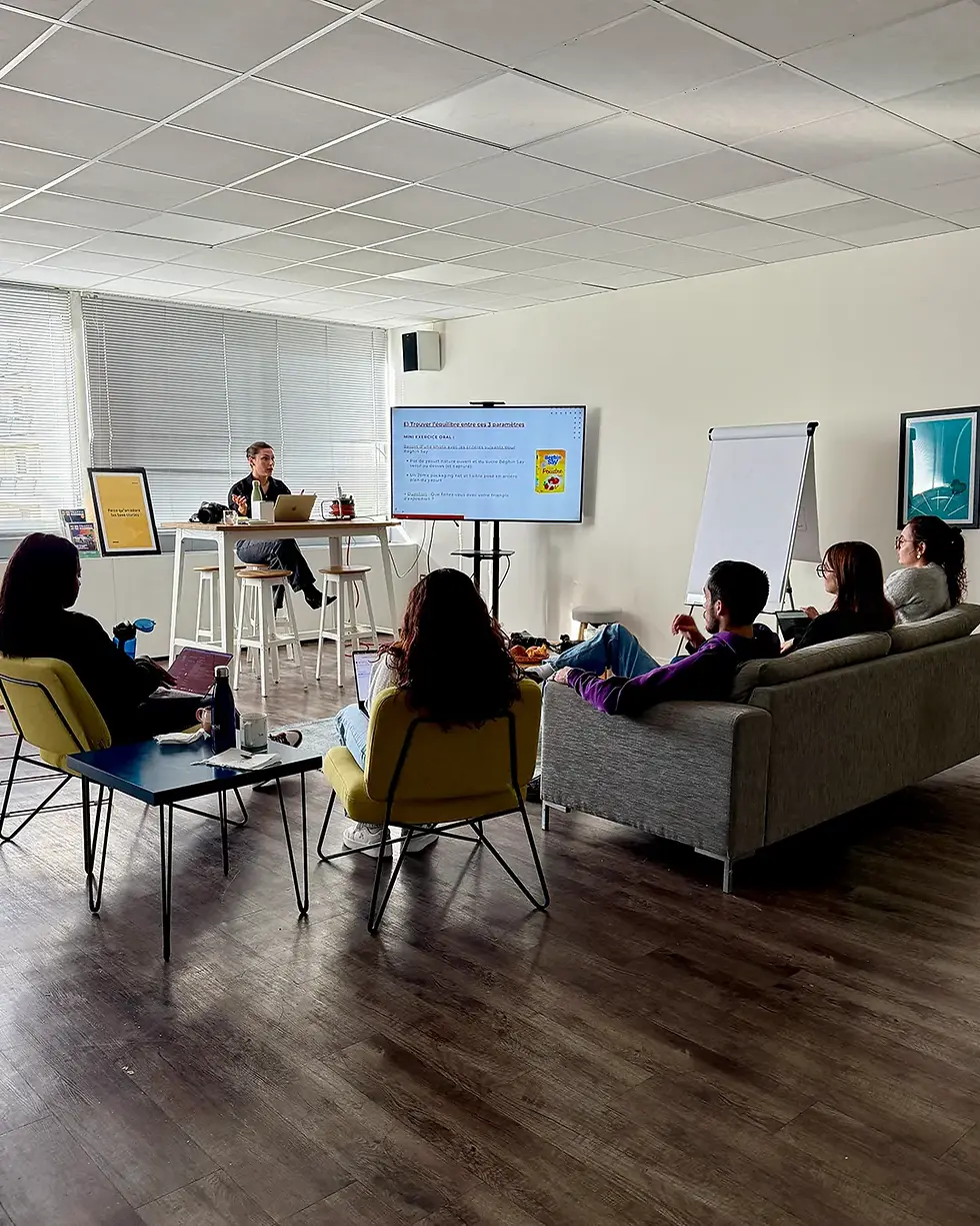 Atelier de formation en communication et création de contenus, présentation devant un groupe de participants