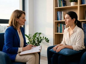 Psihoterapeută discutând cu o pacientă în timpul unei ședințe de psihoterapie cognitiv-comportamentală într-un cabinet luminos din București, cu rafturi de cărți și atmosferă calmă