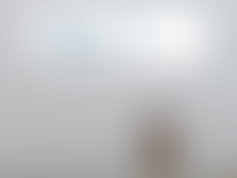 Persoană singură mergând pe plajă într-o zi înnorată, simbol al introspecției și al vindecării emoționale. Text pe imagine: „Cât durează depresia și cum o recunoaștem?” – reprezentare vizuală a procesului de conștientizare și identificare a semnelor depresiei.