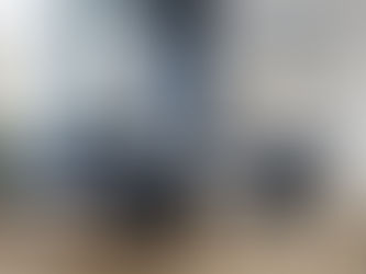 Cabinet modern și luminos de psihologie și psihoterapie Clinica Blue din București, amenajat în nuanțe de albastru și lemn cald, pregătit pentru evaluare psihologică și ședințe de terapie.