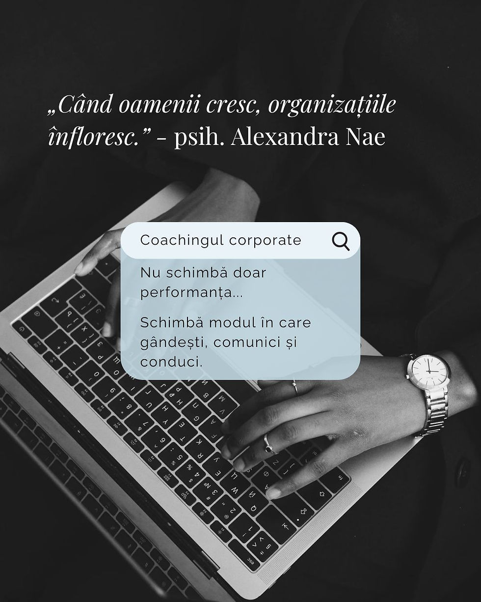 Când oamenii cresc, organizațiile înfloresc.” – citat inspirațional despre coaching corporate, psihologie organizațională și dezvoltare profesională, ilustrat cu o persoană care lucrează pe laptop, simbol al leadershipului conștient și al performanței în mediul business.
