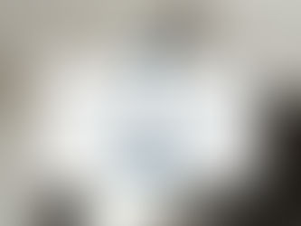 Imagine minimalistă cu birou modern și laptop deschis, pe care apare textul „Cum comunici cel mai des: Pasiv, Agresiv sau Asertiv?”. Vizual creat pentru a promova articolul despre stiluri de comunicare pasiv, agresiv și asertiv, în contextul psihologiei și dezvoltării personale.