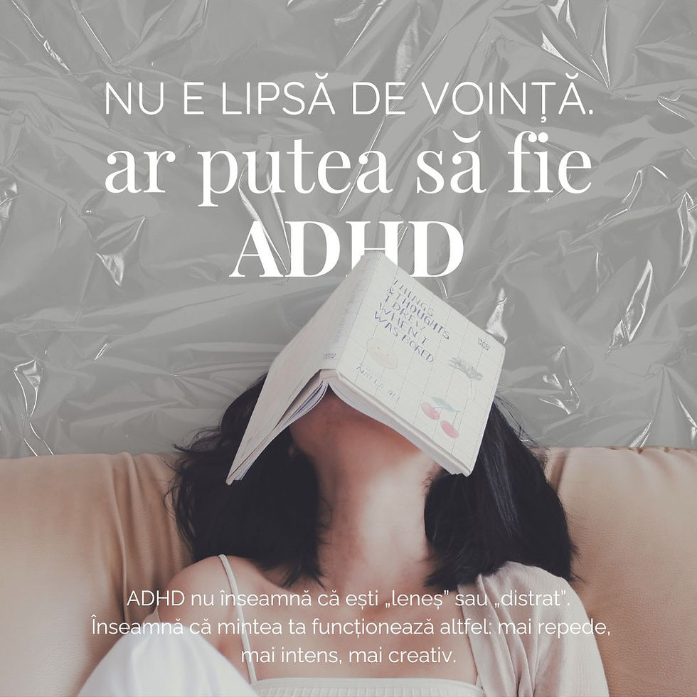 Femeie obosită stând pe canapea cu o carte pe față, simbolizând dificultățile de concentrare specifice ADHD; mesaj text: ‘Nu e lipsă de voință. Ar putea să fie ADHD.’