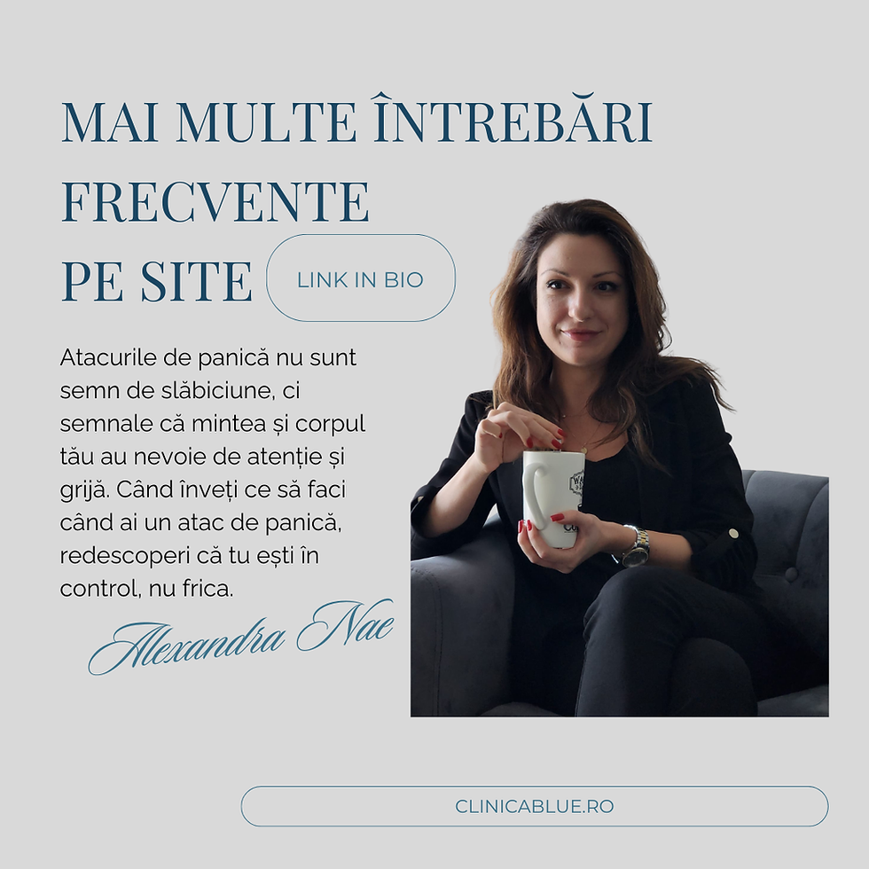 Psihologul Alexandra Nae stă relaxată pe o canapea, ținând o cană de ceai și zâmbind calm, alături de un citat despre atacurile de panică: Atacurile de panică nu sunt semn de slăbiciune, ci semnale că mintea și corpul tău au nevoie de grijă și atenție.