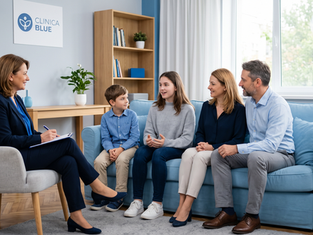 O familie formată din părinți și doi copii participă la o ședință de psihoterapie de familie în cabinetul Clinica Blue din București, discutând cu un psihoterapeut într-un cadru calm și luminos.