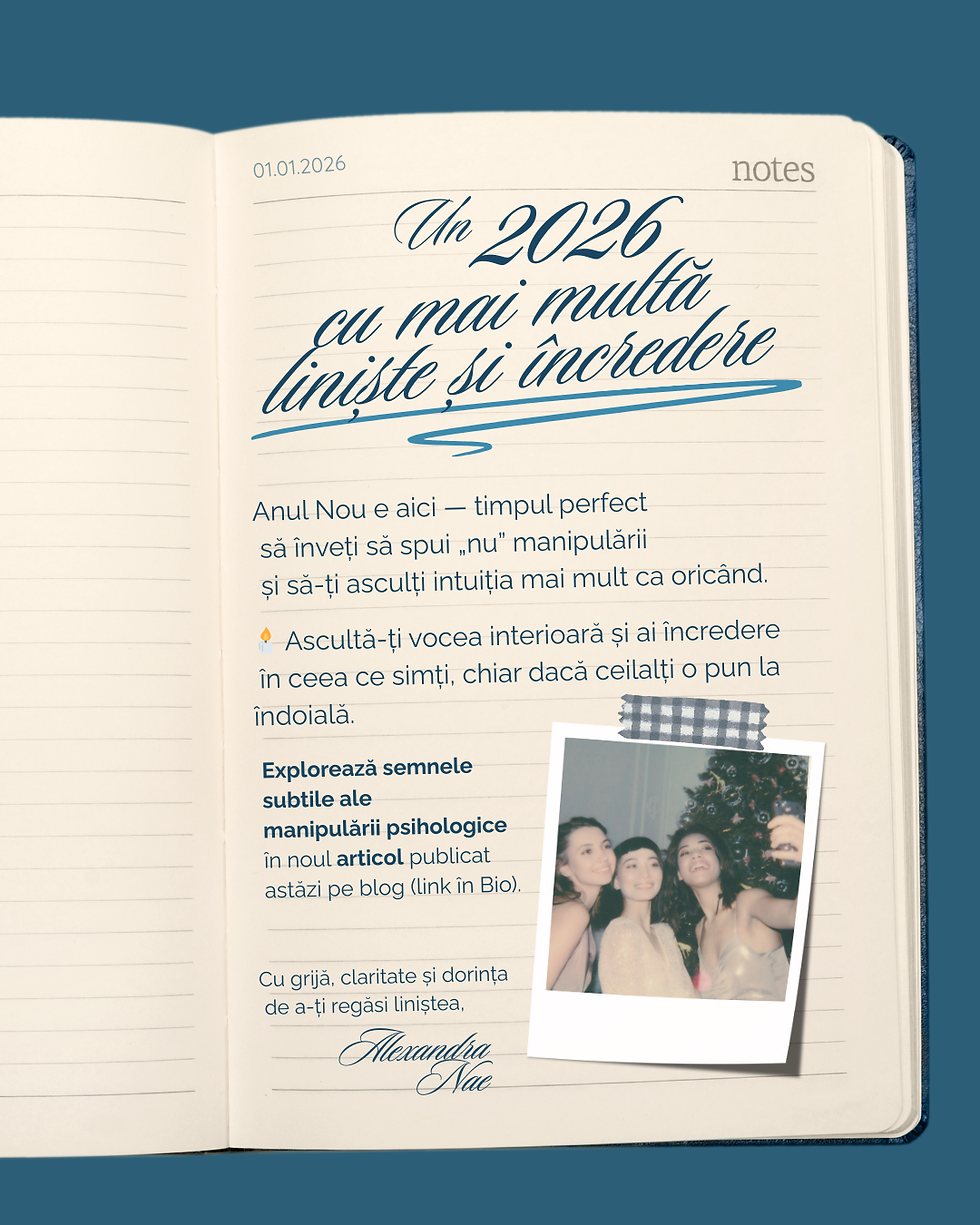 O agendă deschisă pe o pagină unde este scris mesajul „Un 2026 cu mai multă liniște și încredere”. Textul vorbește despre importanța ascultării propriei intuiții, recunoașterea manipulării psihologice și redobândirea clarității emoționale la începutul noului an. În colțul paginii este o fotografie Polaroid cu trei prietene zâmbitoare lângă un brad de Crăciun.