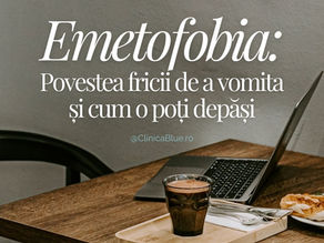 Cană de cafea și laptop pe o masă de lemn într-un cadru calm, ilustrând tema articolului despre emetofobie – frica de a vomita și metodele prin care poate fi depășită.