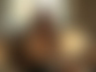 Femeie tânără reflectând asupra semnelor că relația e toxică – imagine realistă cu lumină caldă și jurnal deschis, simbol al vindecării emoționale