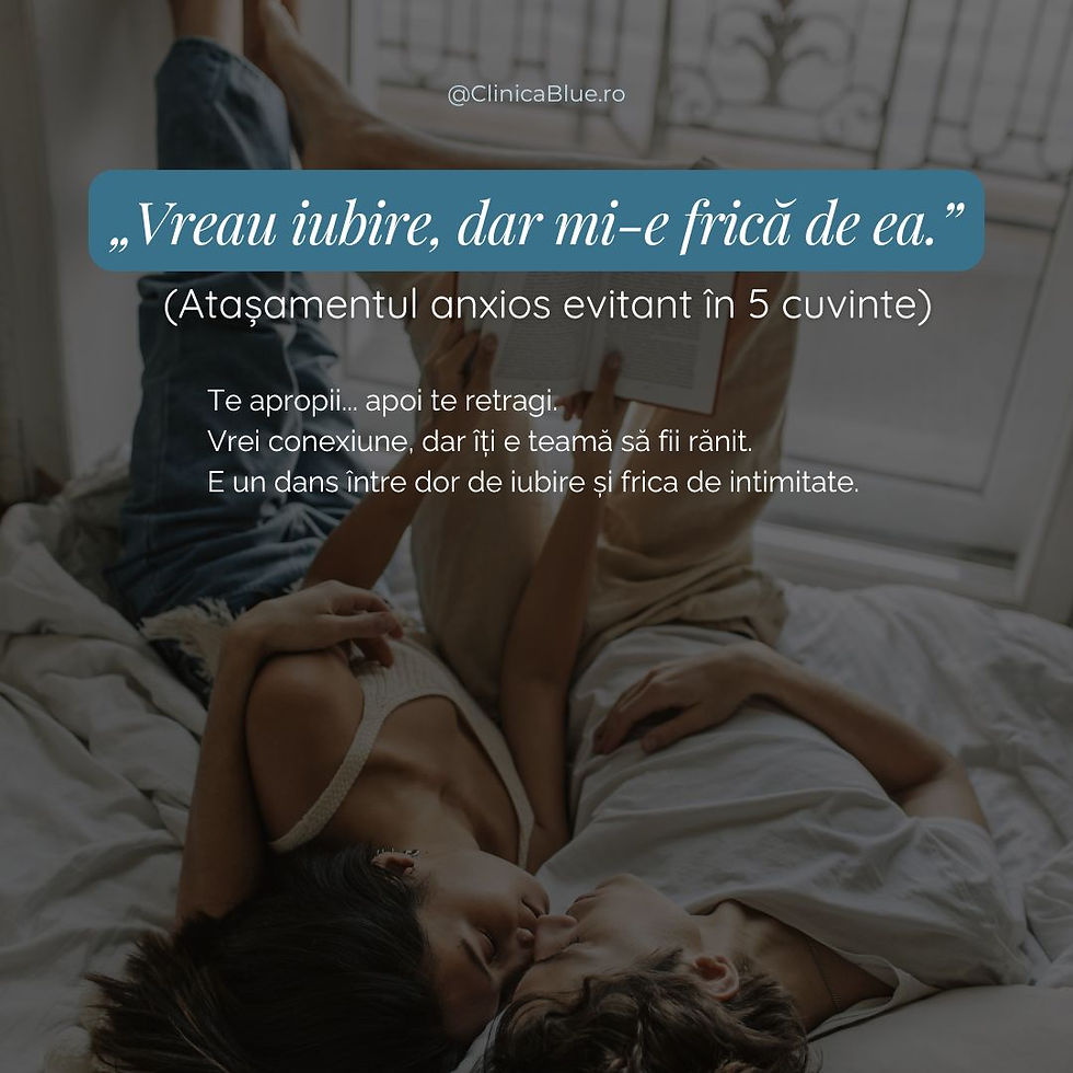 Cuplu tânăr întins pe pat, apropiat emoțional, dar tensionat – reprezentare simbolică a dinamicii din atașamentul anxios evitant: dorință de iubire și teamă de intimitate. Text pe imagine: „Vreau iubire, dar mi-e frică de ea.”