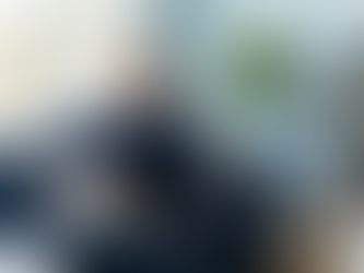 Femeie reflectând pe o canapea albastră într-un cabinet de psihoterapie luminos, simbolizând procesul de vindecare și reziliență după infidelitatea în cuplu la Clinica Blue.