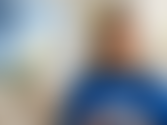 Femeie zâmbitoare, relaxată, stând pe canapea după ședințele de psihoterapie cognitiv-comportamentală, simbolizând vindecarea emoțională și echilibrul interior pentru cei care trăiesc cu anxietate.