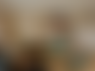 Cuplu relaxat pe canapea, ținând o carte, cu textul „7 Pași Practici pentru Vindecarea Fricii de Abandon în Relație”. Imagine caldă, simbolizând echilibrul emoțional și începutul procesului de vindecare.