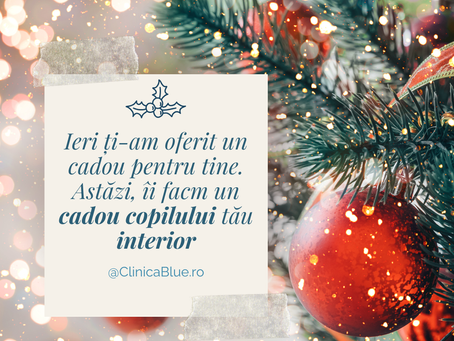 Decor de Crăciun cu glob roșu și brad împodobit, alături de un mesaj inspirațional despre vindecarea copilului interior – Clinica Blue.