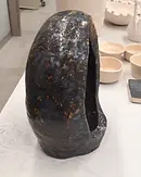 Open ei met metaalkleurige glazuur