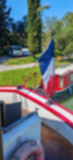 pavillon français à l'arriere de la peniche Alegria
