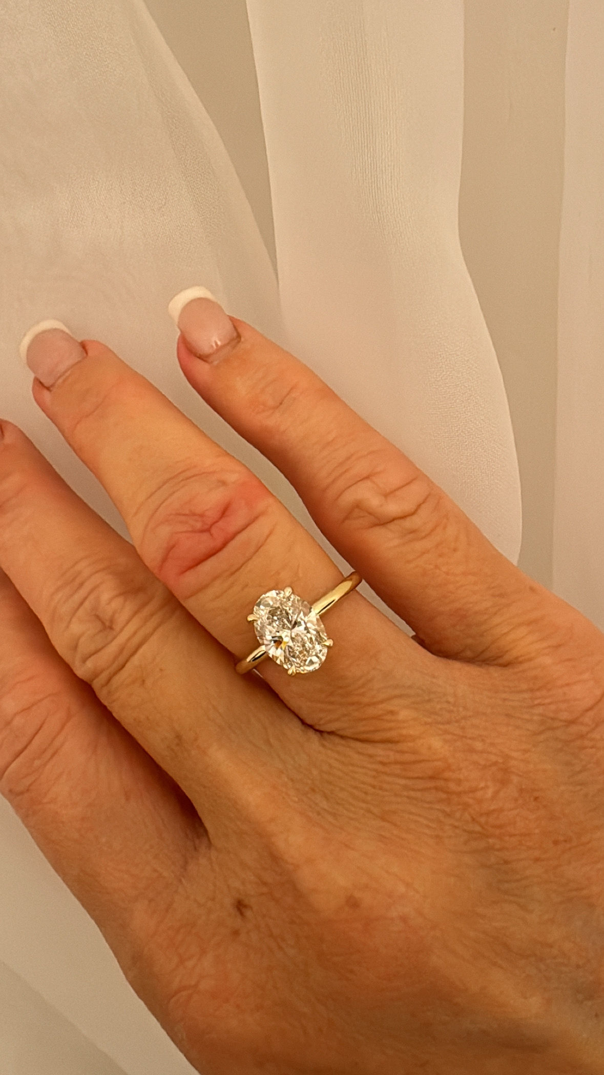 טבעת  אירוסין       יהלום אובל 2.01  קראט - דגם koral