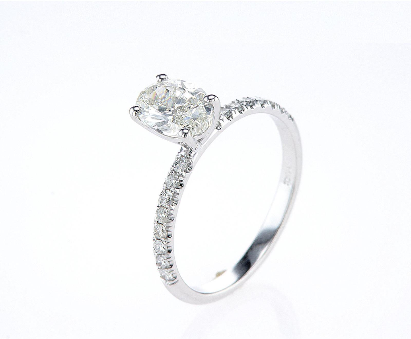 טבעת  אירוסין       יהלום אובל  1.01נקודות ויהלומים בצדדים - דגם LIEL