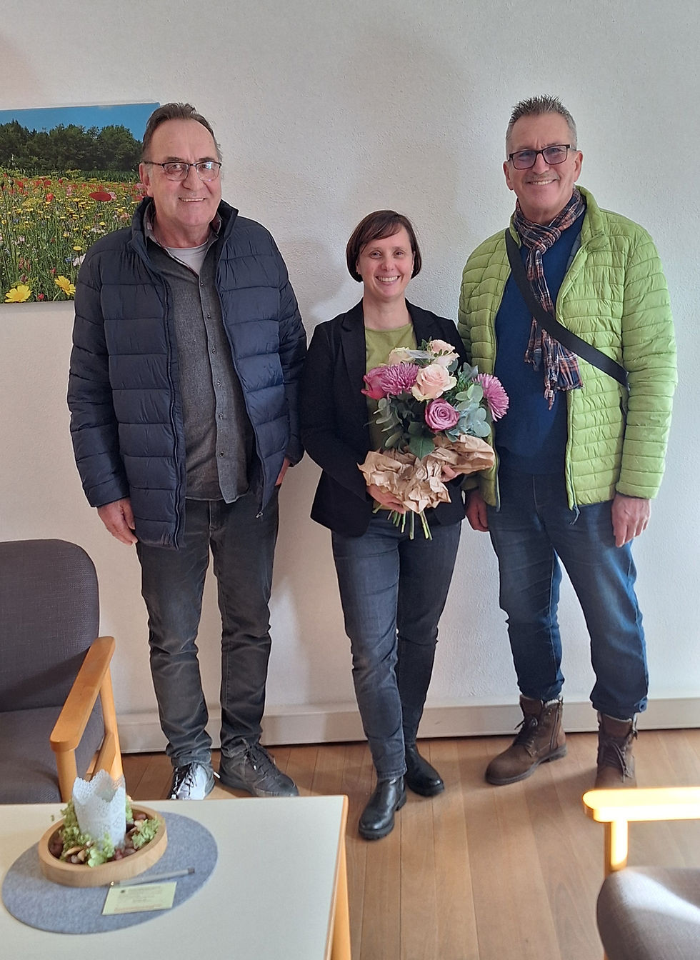 Herzliche Gratulation: Günter Schwarz und Siegfried Gläser überreichen Susanne Till zum 30-jährigen Jubiläum einen Blumenstrauß