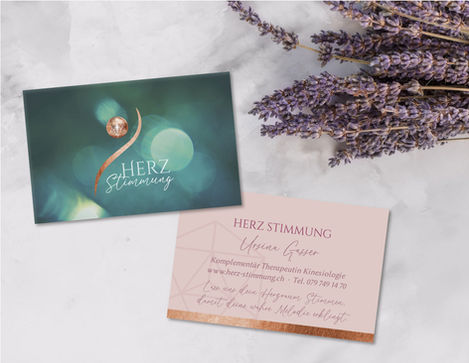 Visitenkarten für Kinesiologin mit kupferfarbenem Akzent und kontrastreichem Design.