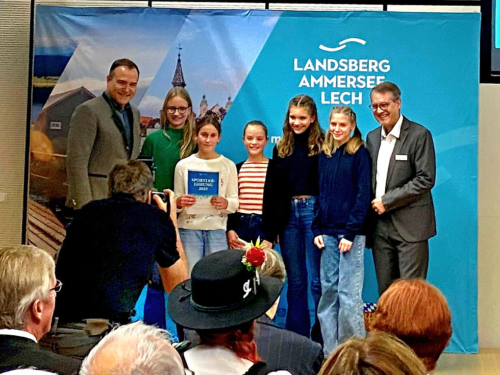 Die U12 durfte sich über die Auszeichnung von Landrat Thomas Eichinger (links im Bild) freuen: (Johanna R., Sophia, Johnna B.,Matilda, Anna-Lena; nicht im Bild: Pia, Anna)