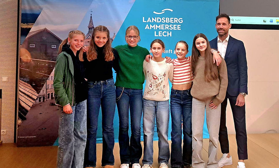 Landrat Thomas Eichinger ehrt die weibliche Jugend der Lechrain Volleys