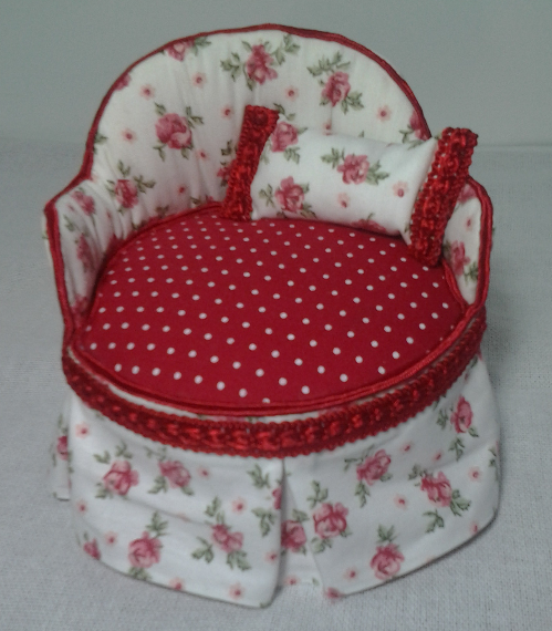 Poltroninha vermelha floral