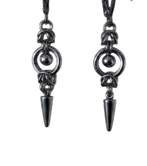 Deux ornements métalliques sculptés