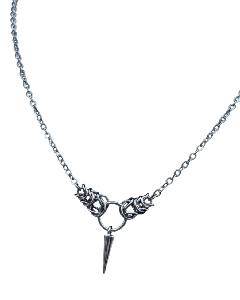 Collier délicat avec pierres scintillantes