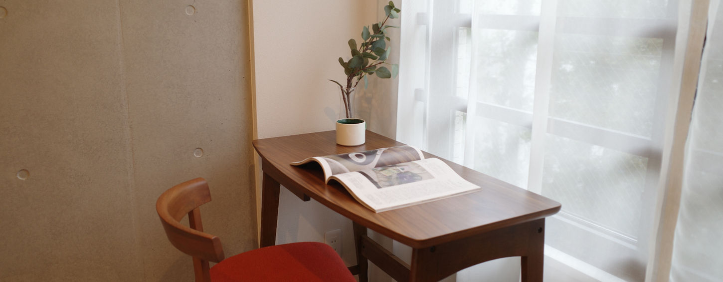 Dedicated wooden work desk and ergonomic space for remote work in a Tokyo monthly rental. Tokyo Otsuka expat Apartment Lohus.