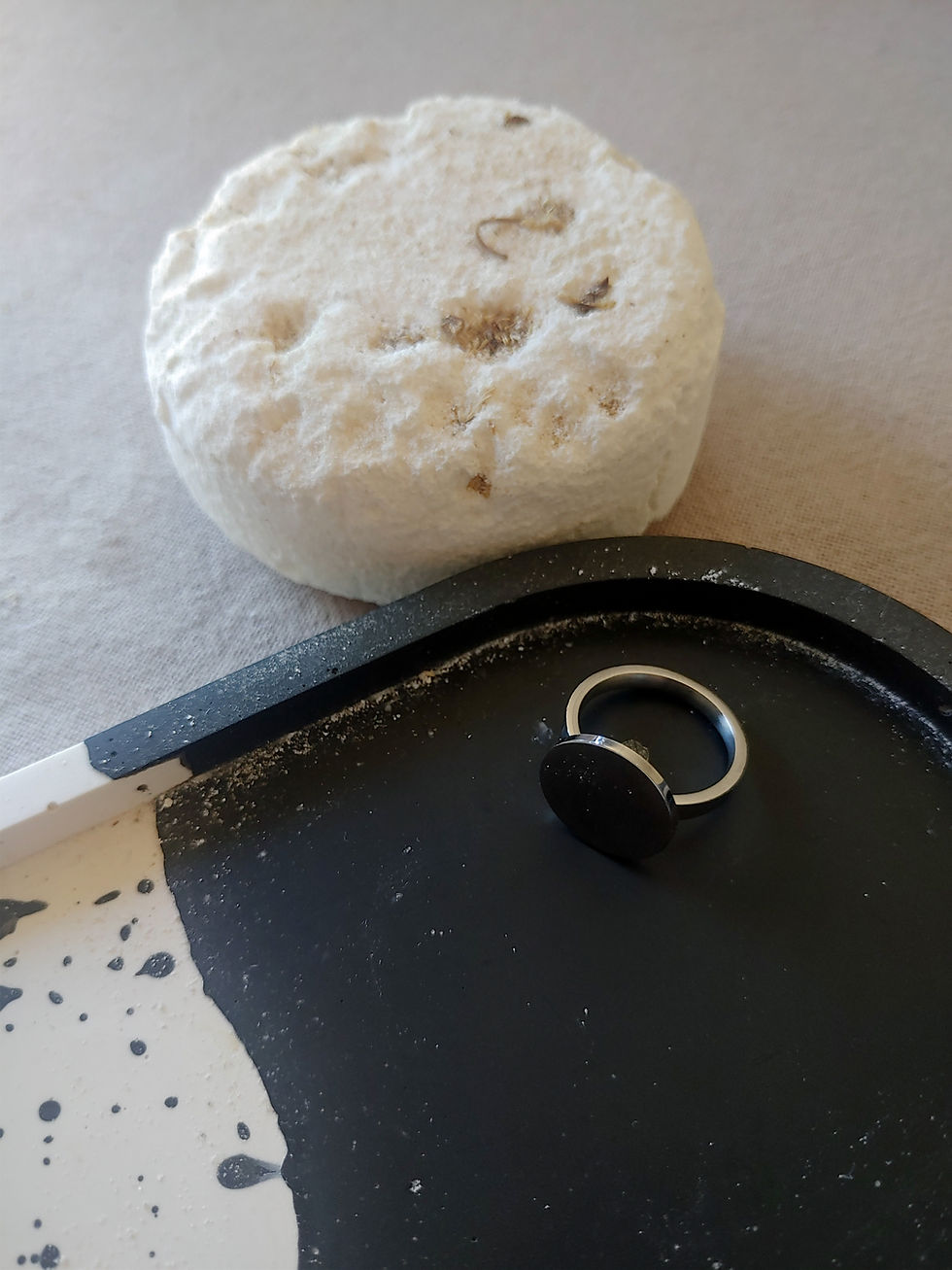 Thumbnail: Oretro Signia Ring